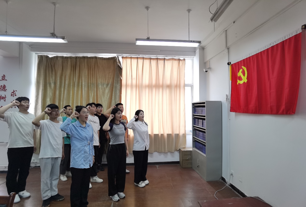 重温入党誓词 传承红色基因 重温入党誓词 传承红色基因