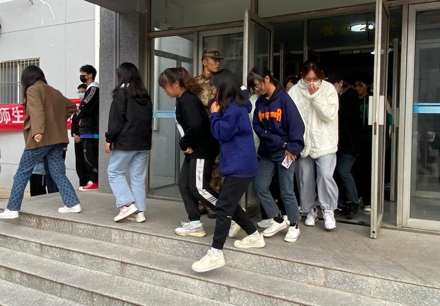 青岛工学院开展 学生公寓消防安全应急疏散演练 青岛工学院开展 学生公寓消防安全应急疏散演练