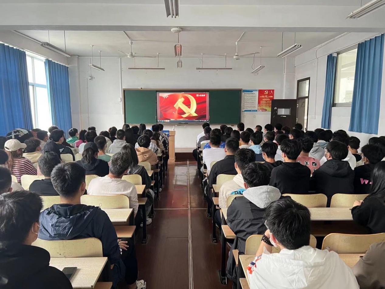 青岛工学院集中组织全校师生收听收看党的二十大开幕盛况 青岛工学院集中组织全校师生收听收看党的二十大开幕盛况