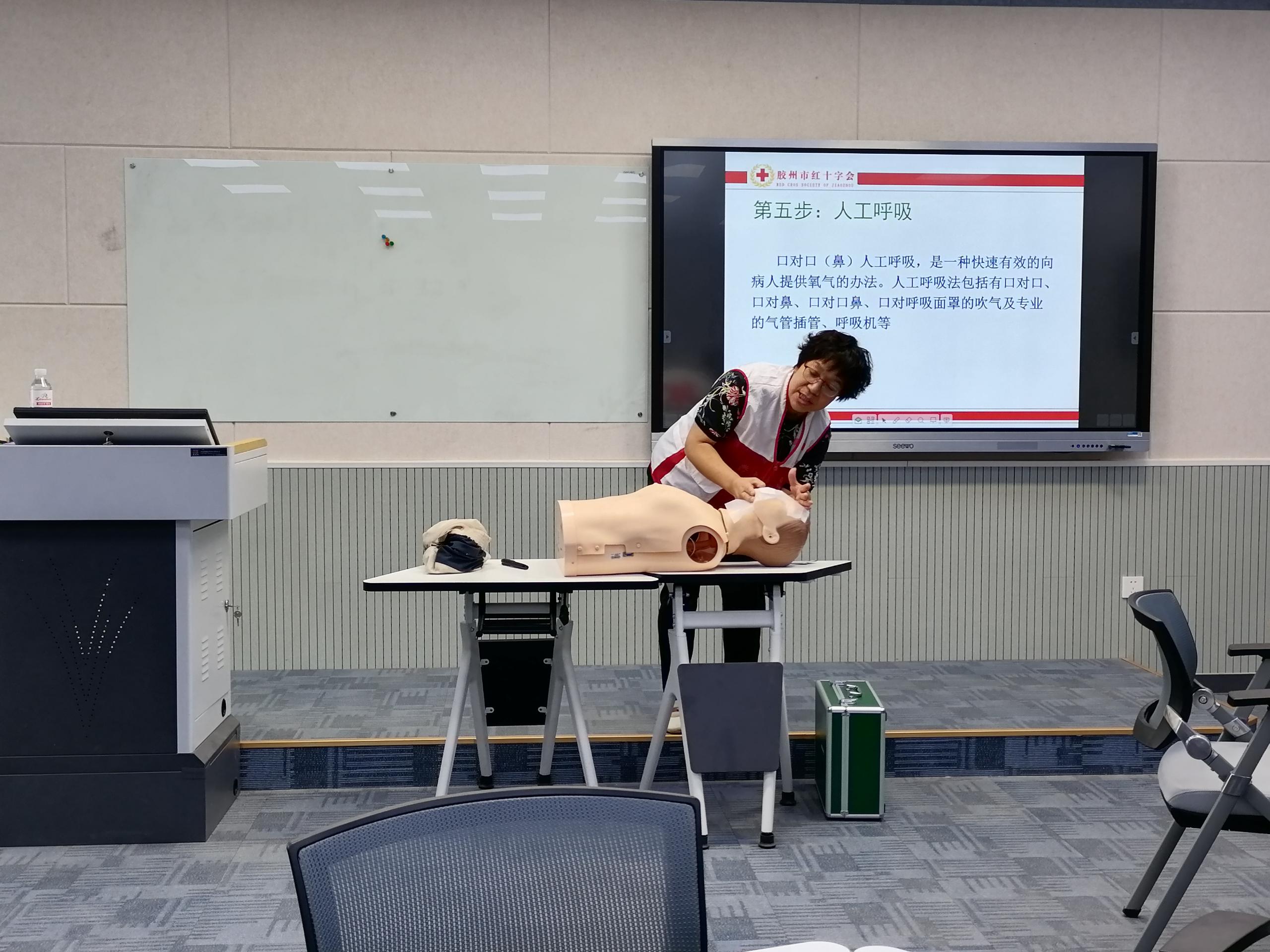 《观海新闻》青岛工学院:开学第一课,新生接受关爱生命“救”在身边专题培训 《观海新闻》青岛工学院:开学第一课,新生接受关爱生命“救”在身边专题培训