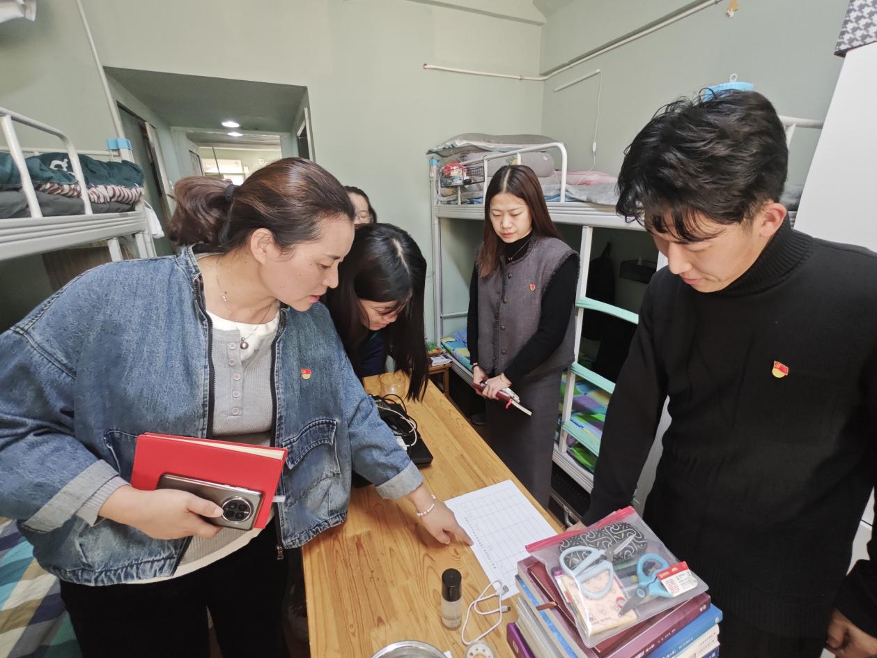 走进宿舍问需求 暖心帮扶显温情 ——信息工程学院各支部书记深入走访学生党员宿舍 走进宿舍问需求 暖心帮扶显温情 ——信息工程学院各支部书记深入走访学生党员宿舍