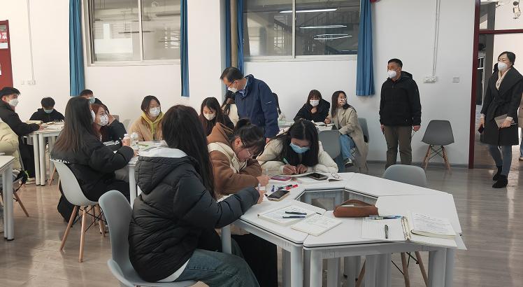 新学期第一天校领导深入课堂听课 新学期第一天校领导深入课堂听课