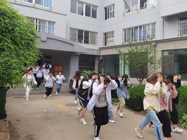 青岛工学院大学生宿舍文化节活动 ——防震减灾应急疏散演练 青岛工学院大学生宿舍文化节活动 ——防震减灾应急疏散演练