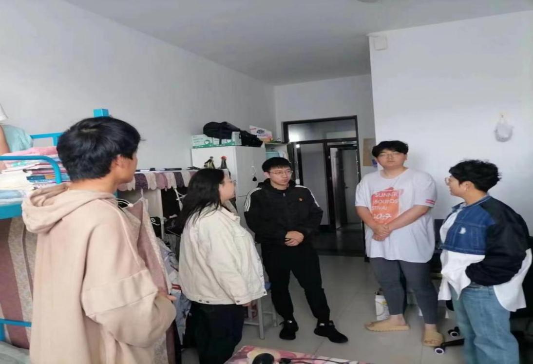 情系学子,暖心进寝——建筑工程学院院领导走访学生宿舍 情系学子,暖心进寝——建筑工程学院院领导走访学生宿舍