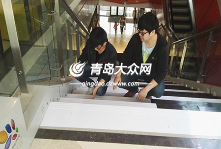 这里的台阶会唱歌 青岛工学院学生自制音乐阶梯 这里的台阶会唱歌 青岛工学院学生自制音乐阶梯