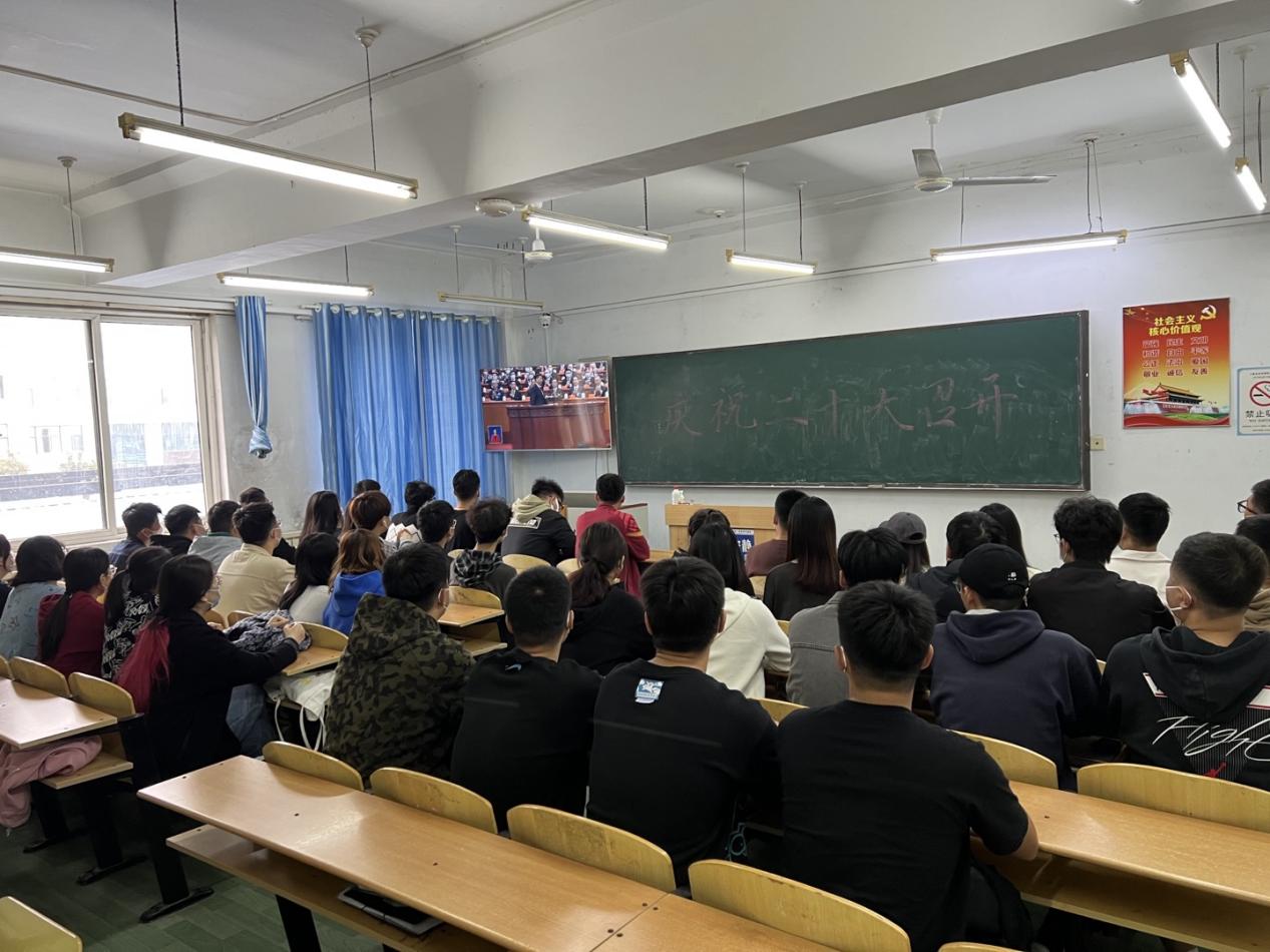 青岛工学院集中组织全校师生收听收看党的二十大开幕盛况 青岛工学院集中组织全校师生收听收看党的二十大开幕盛况