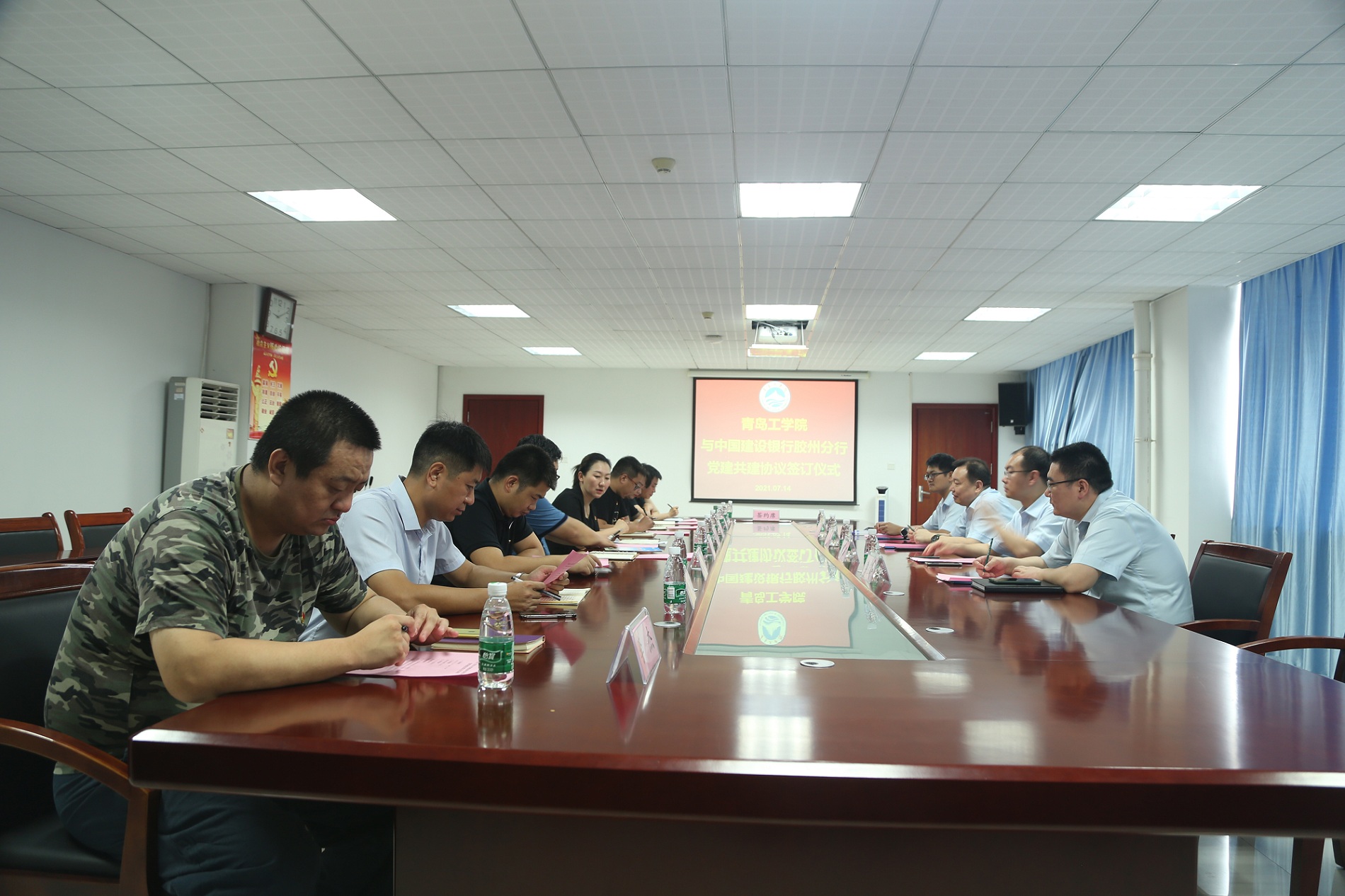 青岛工学院与中国建设银行胶州分行举行党建共建协议签订仪式