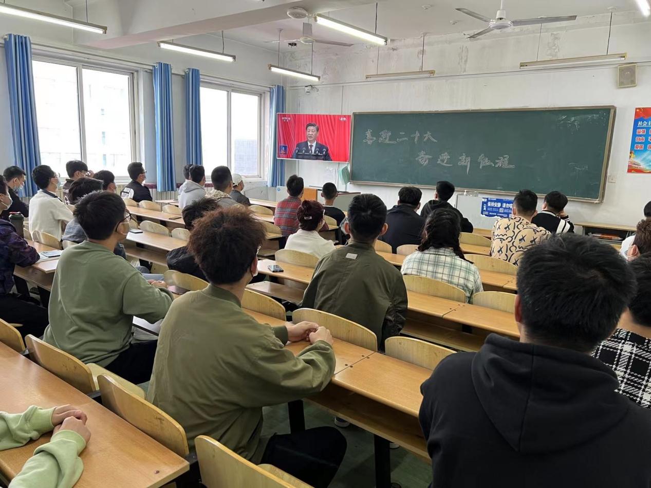 青岛工学院集中组织全校师生收听收看党的二十大开幕盛况 青岛工学院集中组织全校师生收听收看党的二十大开幕盛况