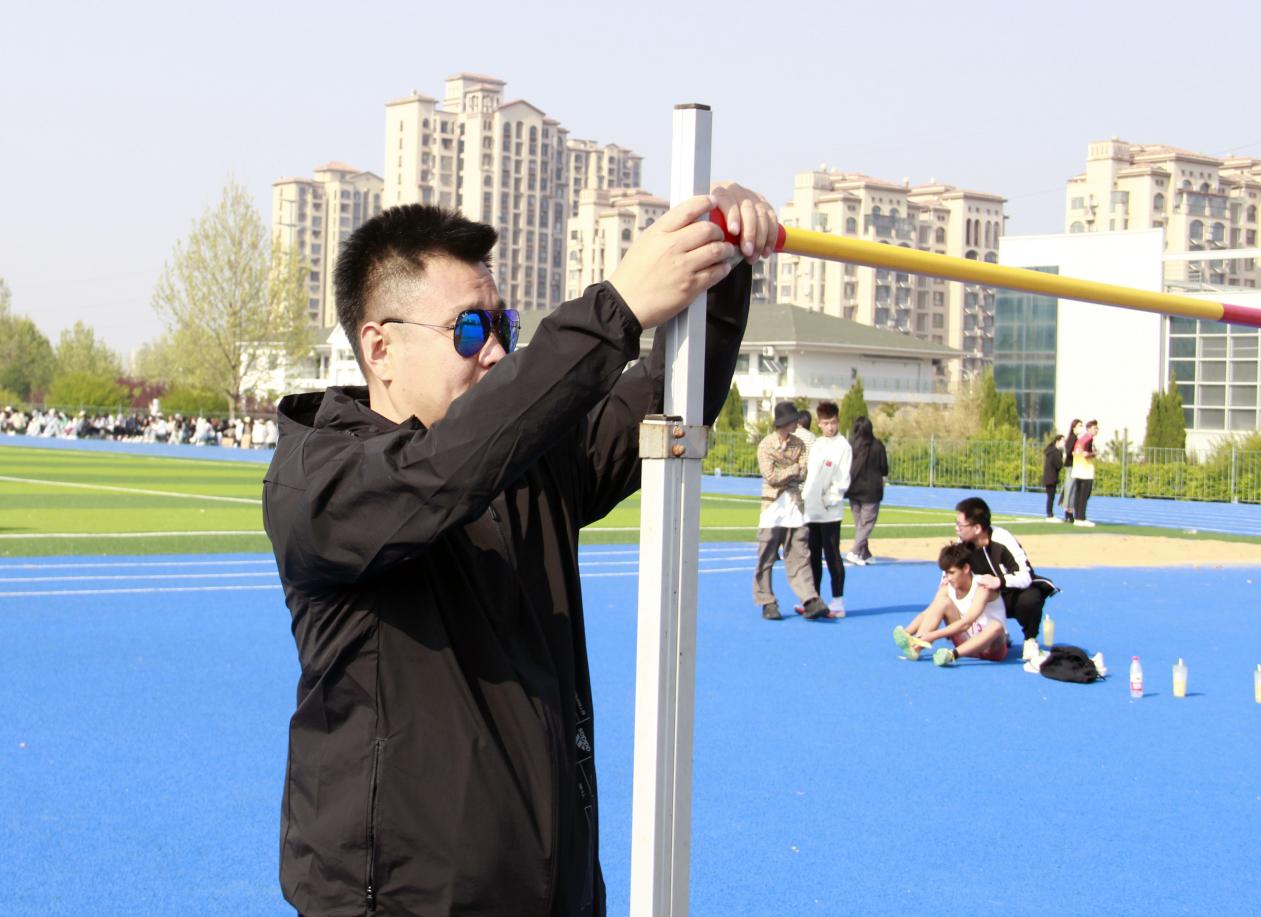 追求卓越,展青工风采——青岛工学院学生春季运动会裁判工作实录 追求卓越,展青工风采——青岛工学院学生春季运动会裁判工作实录