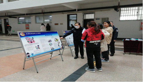 青岛工学院开展《反恐日》宣传活动 青岛工学院开展《反恐日》宣传活动