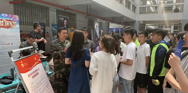青岛工学院征兵宣传走进校园招聘会 青岛工学院征兵宣传走进校园招聘会